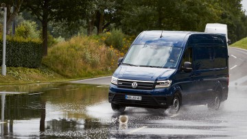 Transporter fährt auf nassem Untergrund