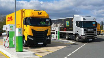 Zwei Lkw beim Betanken mit klimafreundlichem Bio-CNG.