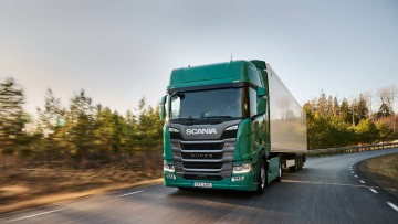 Grüner Lkw von Scania auf einer Landstraße