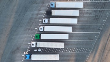 Lkw auf einem Parkplatz aus der Vogelperspektive