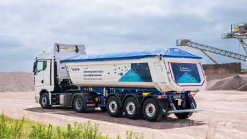 Schmitz Cargobull Sattelkipper S.KI Ansicht von hinten in Kieswerk