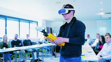 Mann mit VR Brille