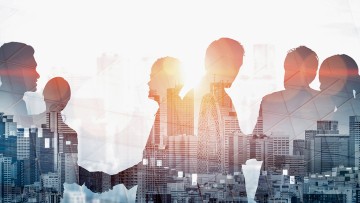 Symbolbild viele Menschen arbeiten zusammen