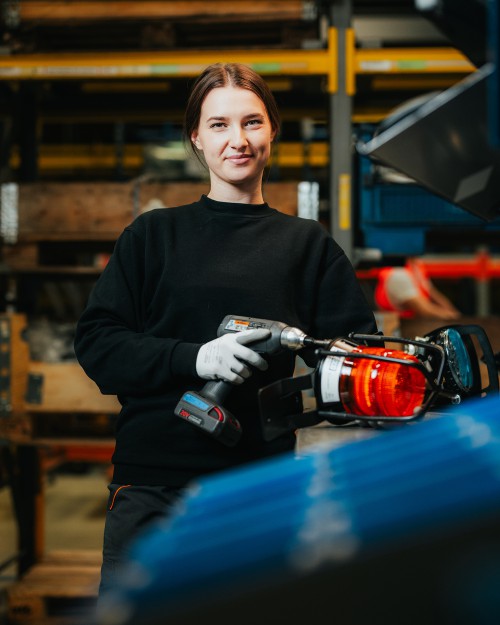 Industriemechanikerin Katrin wurde während ihrer Ausbildung bei STILL schwanger. Dank der Unterstützung und Flexibilität des Unternehmens schloss sie ihre Ausbildung dennoch erfolgreich ab. Heute arbeitet die junge Mutter in Teilzeit und kann Beruf und Fa