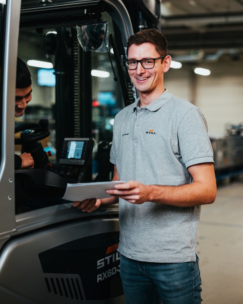 Nach seiner Ausbildung bei STILL bildete sich Ole direkt weiter und hatte schon im Alter von 21 Jahren seinen Meistertitel in der Tasche. Das Unternehmen ließ ihn weiter Erfahrungen sammeln und übertrug ihm mit 24 Jahren seine erste Teamleiterposition. He