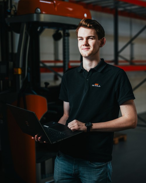 Wir-Gefühl trotz Distanz – bei STILL geht das. Dominik begann seine Ausbildung zum Mechatroniker mitten in der Pandemie und erlebte dennoch ein familiäres Umfeld und viel Unterstützung. Nach seinem Abschluss bot STILL ihm direkt eine Position als Service 
