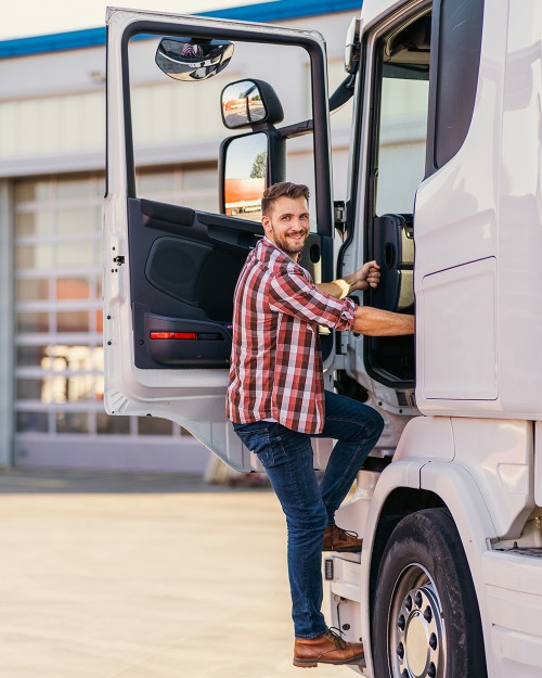 Lkw-Fahrer steigt in Führerhaus