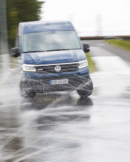 Transporter fährt auf nassem Untergrund