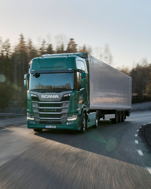 Grüner Scania Lkw auf einer Landstraße