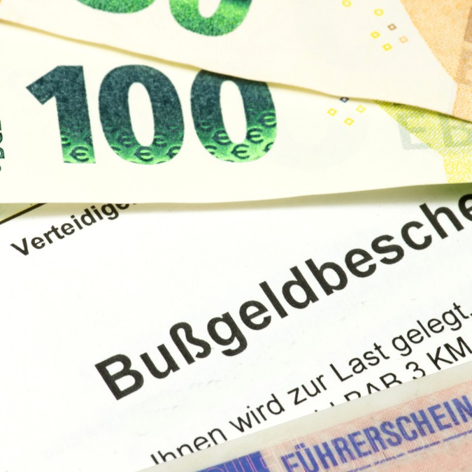 Tippen auf E-Zigaretten-Display am Steuer ist verboten