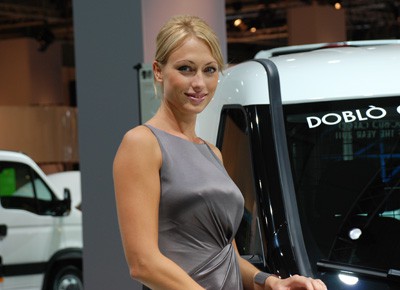 Eleganz und Technik: Schöne Frauen & LKW