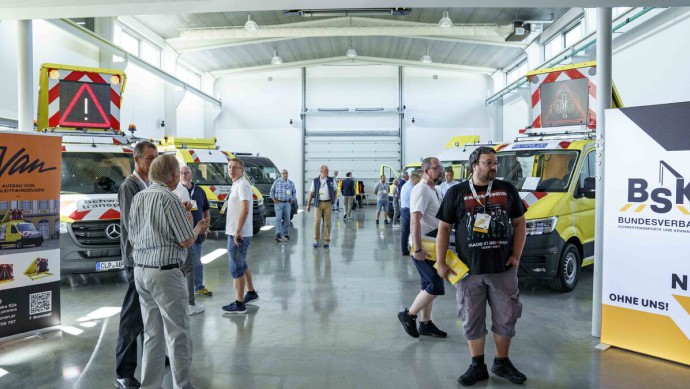 Besucher sehen sich die technologische Innovationen und moderne Begleitfahrzeuge im Zentrum der Ausstellung auf dem Gelände des ADAC-Fahrsicherheitszentrums Thüringen an