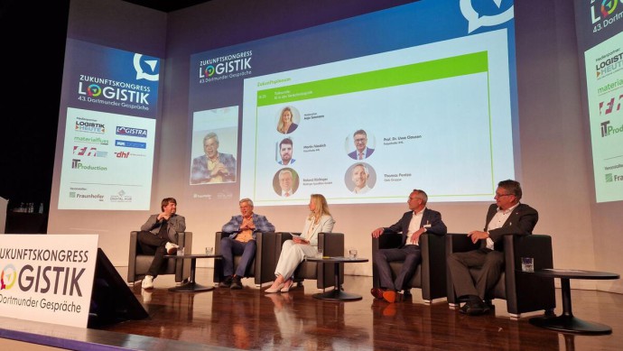 Diskutierten das Potenzial von KI in der Verkehrslogistik (v.l.): Martin Friedrich (Fraunhofer IML), Roland Rüdinger, Moderatorin Anja Seemann, Thomas Pentza (IT-Leiter Geis Group), Prof. Uwe Clausen (Fraunhofer IML)