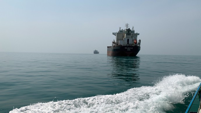 Containerschiff auf der Straße Hormus