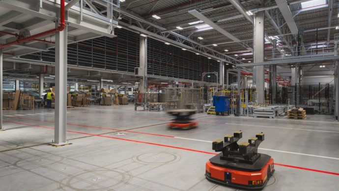 AMR fahren im neuen Kion Distributionszentrum in Kahl am Main