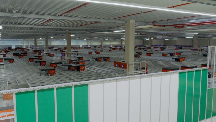 Autostore-Anlage von oben im Thalia-Logistikzentrum Marl