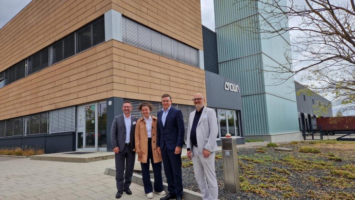 Führungsteam von Crown steht vor Werk 2 in Roding