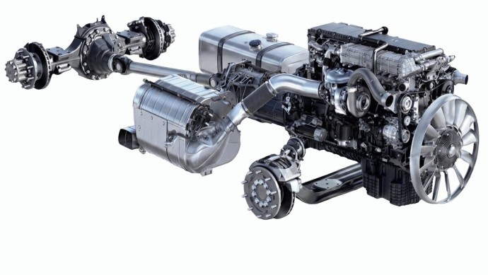 Ansicht des neuen Powerliner-Antriebsstrang von Daimler Truck mit Motor, Getriebe und Hinterachsübersetzung 