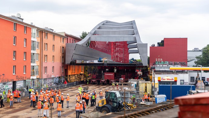 3700 Tonnen schwer, 108 Meter lang, 1088 Räder – der Spezialtransport der neuen Sternbrücke in Hamburg.