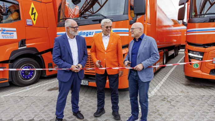 EnBW-Vorstand Dirk Güsewell, Roland Rüdinger und Verkehrsminister Winfried Hermann eröffnen Ladepark (v.l.)