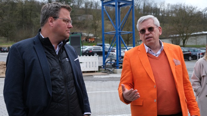 Kögel-CSO Thore Bakker (l.) spricht e-optimierten Trailern ein großes Marktpotenzial zu. Roland Rüdinger könnte neben dem ersten Fahrzeug noch weitere Einheiten für seine Flotte von mehr als 30 E-Lkw gebrauchen.