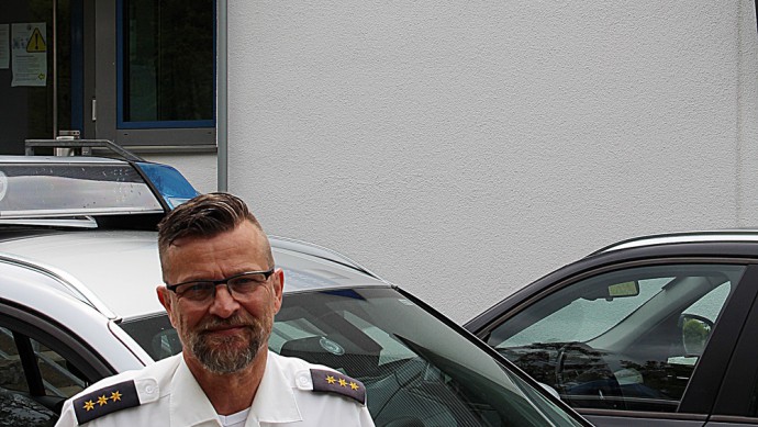 Polizeidirektor Stefan Pfeiffer, Polizei-Dienststellenleiter in Feucht, vor seinem Polizeiwagen