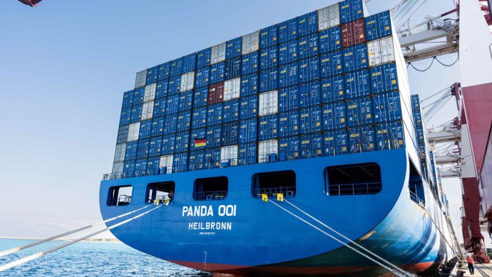 Großes Containerschiff von Tailwind Shipping Lines mit deutscher Flagge