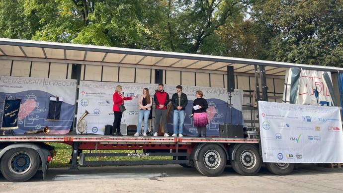 Drei duale Studenten auf der Lkw-Bühne bei dem Event Bayern gemeinsam bewegen gemeinsam mit Ingrid Rossmeier und Monique Stolze.