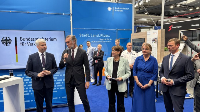 Auf der IAA 2026: (v.l.) Steffen Bilger, Dirk Brandenburger, Hildegard Müller, Dagmar Fehler, Dirk Engelhardt