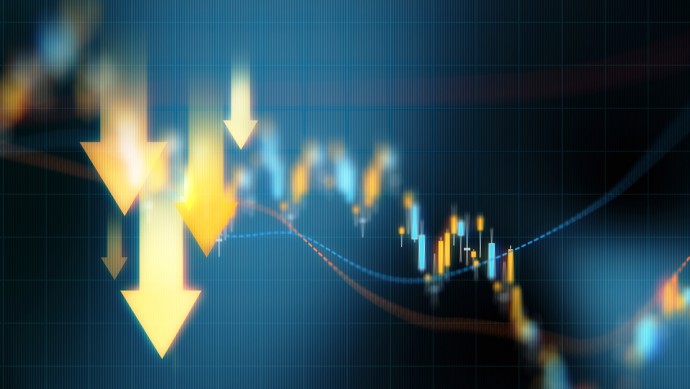 Pfeile nach unten über dem Hintergrund des blauen Finanzdiagramms. Horizontale Komposition mit selektivem Fokus und Kopierraum. Investment, Börsendaten und Finanzkonzept.