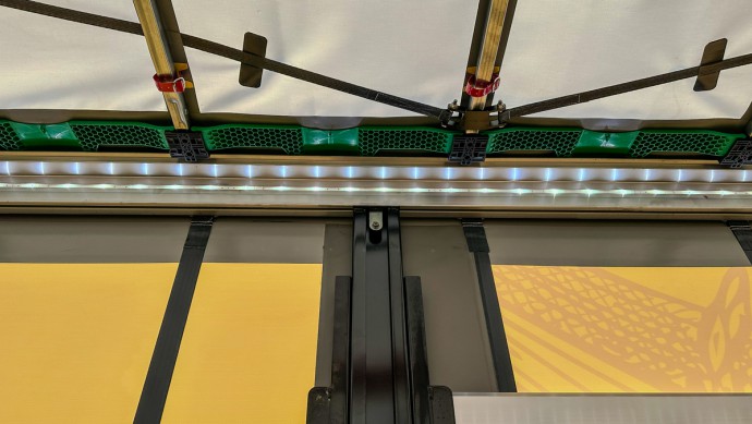 LED-Lichtbänder leuchten den Laderaum eines Krone-Trailers aus