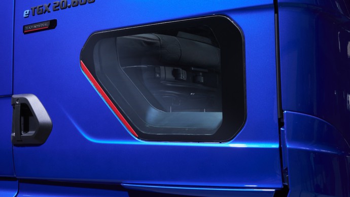 Blick auf das neue Seitenfenster in der Beifahrertür des neuen MAN TGX