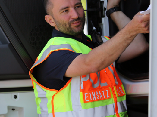 Polizeioberkommisar Munkert kontrolliert einen Lkw