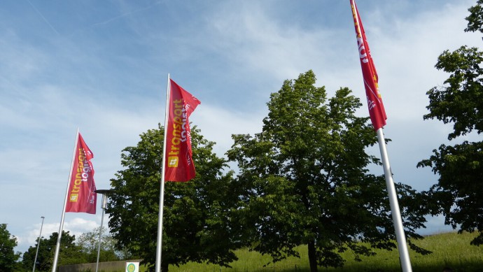Flaggen vor der Transport Logistik Messe 2025