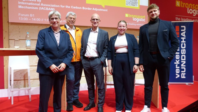 Mareike Haus, Redakteurin der VerkehrsRundschau, mit Roland Rüdinger, GF Spedition Rüdinger, Volker Kindler, Personalleiter Geis Group und Laura Witzmann, Auszubildende Speditionskauffrau Geis Group, Zweitplatzierte Best Azubi und Lucas Fischer, TransLog 