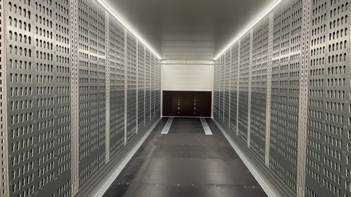 Blick in den Innenraum des neuen S.BO Multi von Schmitz Cargobull. Die Schlüssellochbleche sind an den Seitenwänden bestens zu erkennen