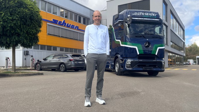 Alexander Schuon, Geschäftsführer der Alfred Schuon Group, mit einem neu ausgelieferten Lkw der Schneider Logistik am Hauptsitz in Haiterbach. 