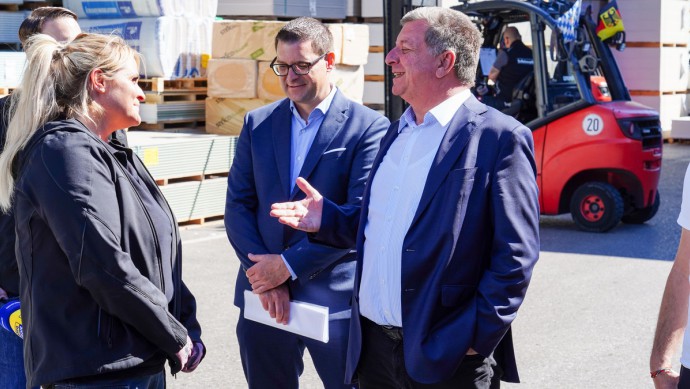 Der Bayerischer Verkehrsminister Bernreiter Influencerin Scheib und Andreas Schönreiter vor einem Lkw