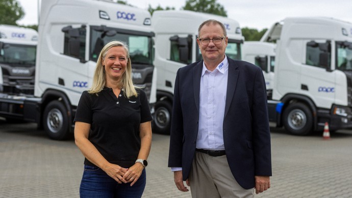 Svea Ritter, Account Managerin Scania Finance, und Michael Dommermuth, Geschäftsführer PAPE Transporte