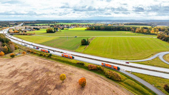 Drei MAN eTGX als Lang-Lkw mit 159 Kubikmetern Transportvolumen sind für Elflein auf einer Straße unterwegs