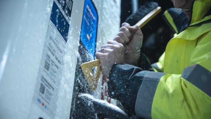 An der Ladestation war auch der Eiskratzer gefragt. Bei Eiseskälte den E-Lkw zu laden ist etwas ganz anderes als im skandinavischen Sommer, wie die Fahrer von Daimler Truck auf Ihrer Testfahrt Anfang 2025 feststellen konnten