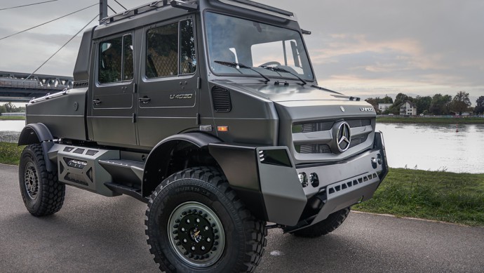 Das Unimog-Showcar von Mercedes-Benz Spezial Trucks parkt an einem Fluss. Das Fahrzeug ist in der seitlichen Frontansicht zu sehen