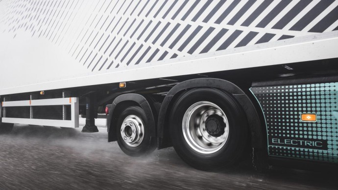 Blick auf die Hinterachsen des neuen Volvo FH Aero Electric, bestehend aus Antriebsachse plus liftbarer Lenk- und Nachlaufachse