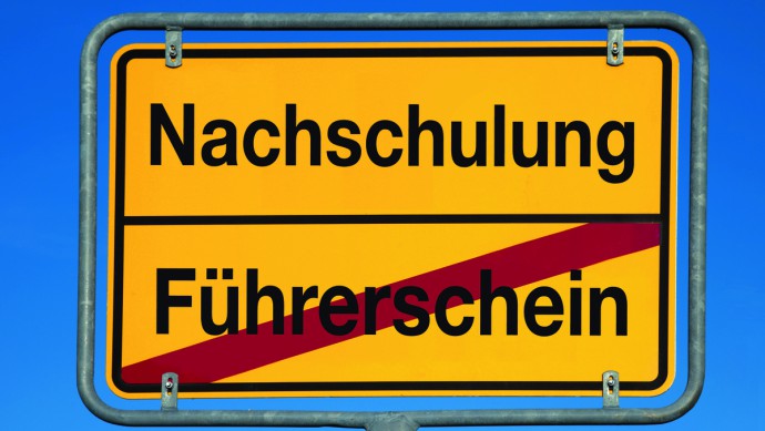 Straßenschild "auf zur Nachschulung"