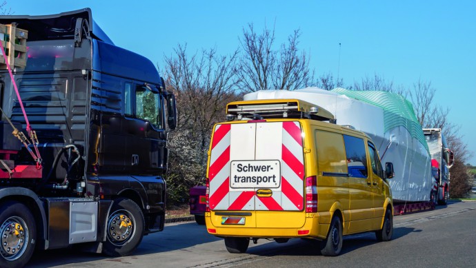 Begleitfahrzueg des Schwerlasttransports