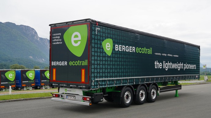BERGERecotrail Sattelauflieger auf einem Parkplatz, Ansicht von hinten