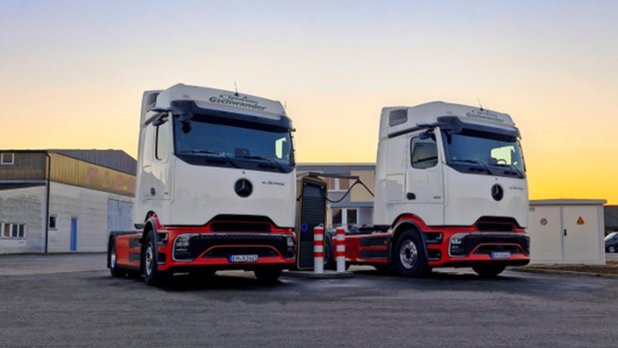 zwei abgebildete LKWs, Actros L, Spedition Gschwander