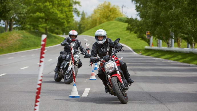 Motorräder fahren über Sicherheitsparcour beim Fahrtraining