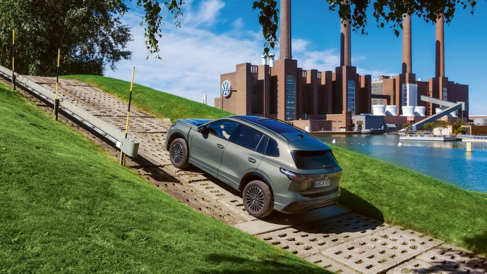 Geländewagen fährt auf steilem Untergrund