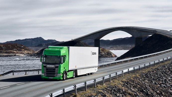 Grüner Lkw von Scania auf der Straße